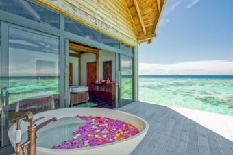 Спа с видом на коралловый риф и подводный мир: Mövenpick Resort Kuredhivaru Maldives